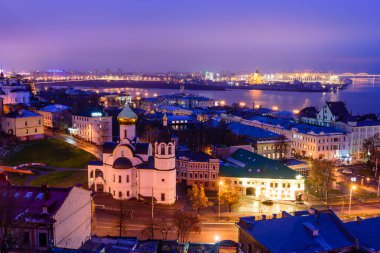 Nizhny Novgorod, Rusya - 5 Kasım 2017: Kremlin yakınlarındaki Oka Nehri 'nin güzel panoramik manzarası.