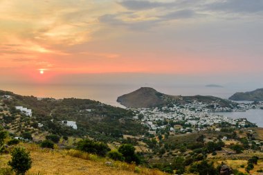 Yunanistan 'ın Dodecanese Adaları' ndaki Patmos adasının güzel gün batımı manzarası