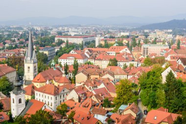 Slovenya 'nın Ljubljana kentinin tarihi merkezinin havadan görünüşü.
