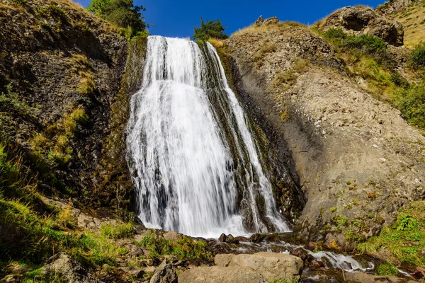 Cascata Artsci Una Bella Cascata Punto Riferimento Naturale Vicino Villaggio — Foto Stock