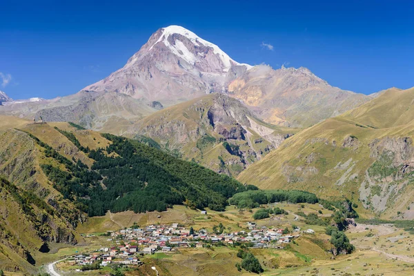 カザンベイ山は人気のある自然の魅力であり ステパンスミンダ カザンベイ ジョージア州 — ストック写真