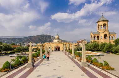 Tiflis, Gürcistan - 23 Eylül 2017: Bir yaz gününde Tiflis silueti, Tsminda Sameba Katedrali