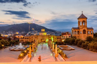 Tiflis, Gürcistan - 23 Eylül 2017: Tiflis şehri manzarası, güzel gece manzarası, Tsminda Sameba Katedrali