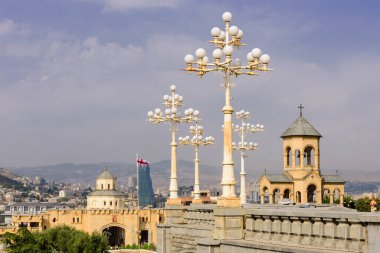 Tiflis, Gürcistan - 23 Eylül 2017: Bir yaz gününde Tiflis silueti, Tsminda Sameba Katedrali