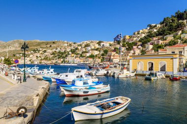 Suriye adası, Dodecanese Adaları, Yunanistan - 18 Mayıs 2016: Parlak ve renkli balıkçı tekneleriyle Yunanistan 'ın Symi adasındaki manzara kıyısı