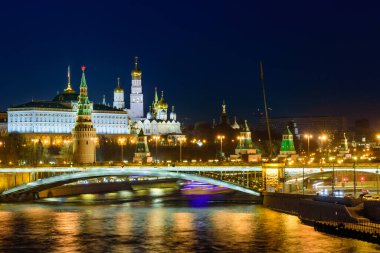Moskova, Rusya - 29 Nisan 2018: Akşam Moskova Kremlin ve Moskova nehri aydınlandı.