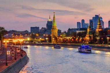 Moskova, Rusya - 29 Nisan 2018: Moskova Kremlin ve Moskova nehrinin gün batımı manzarası. Moskova 'nın mimarisi ve simgeleri.