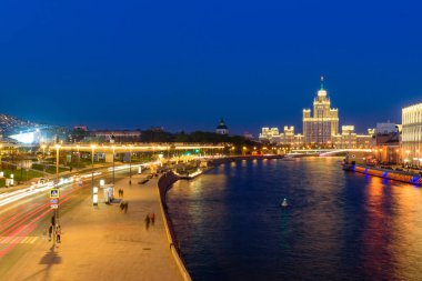 Moskova, Rusya - 29 Nisan 2018: Gece Moskova. Moskova nehri, Zaryadye Parkı ve Moskova 'nın tarihi merkezindeki güzel gece aydınlatması..
