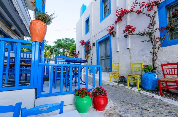 Yunanistan 'ın Dodecanese Adaları' ndaki Kos, Kos Adası 'nda çiçekli güzel bir cadde.