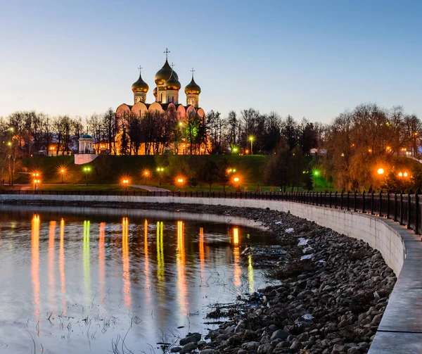 Yaroslavl 'daki Uspensky Katedrali. Yaroslavl şehri, Rusya 'da popüler bir turizm merkezi.