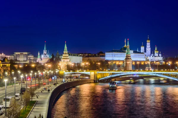 Moskwa Rosja Kwietnia 2018 Wieczorem Oświetlony Kreml Moskwy Rzeka Moskwa — Zdjęcie stockowe