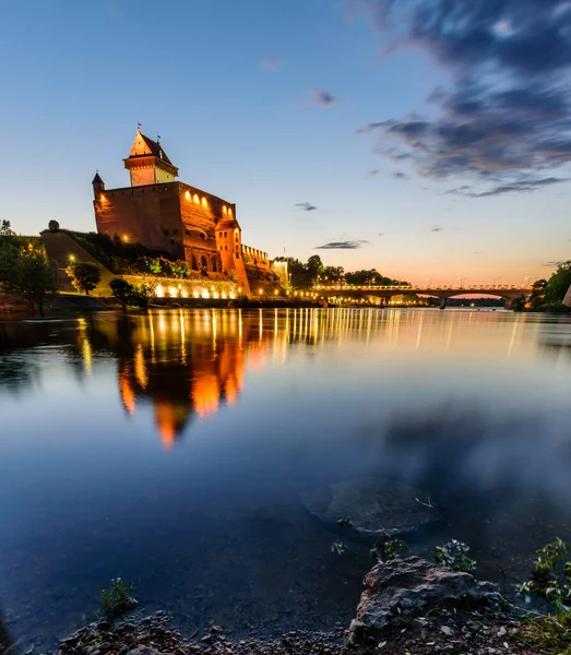 Bela Vista Noturna Castelo Narva Com Alta Torre Herman Narva — Fotografia de Stock