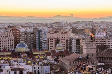 İspanya 'yı gezmek. Valencia 'nın günbatımındaki hava manzarası, Valencia' nın şehir manzarası..