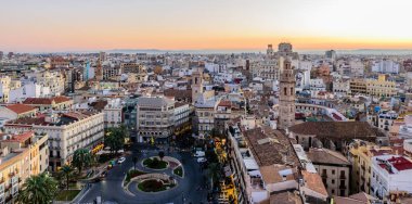 İspanya 'yı gezmek. Valencia 'nın günbatımındaki hava manzarası, Valencia' nın şehir manzarası..