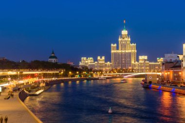 Gece Moskova 'da. Moskova nehri, Zaryadye Parkı ve Moskova 'nın tarihi merkezindeki güzel gece aydınlatması, Rusya.