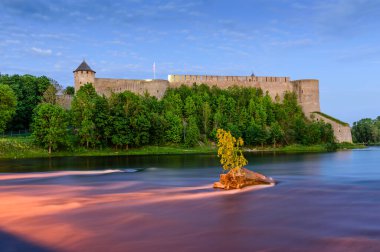Ivangorod 'daki antik Rus kalesi, Estonya sınırındaki anıt ve popüler turizm merkezi, güzel gece manzarası, Ivangorod kasabası, Rusya