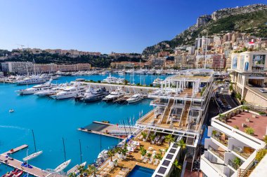 Monte Carlo, Monako Prensliği - 9 Mart 2018: Monte Carlo şehri ve limanı. Güneşli bir günde Monako 'nun havadan görünüşü.