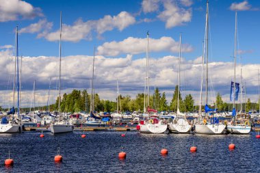 Lappeenranta, Finlandiya - 23 Haziran 2018: güneşli bir yaz gününde yatları ve tekneleri olan pitoresk Lappeenranta limanı