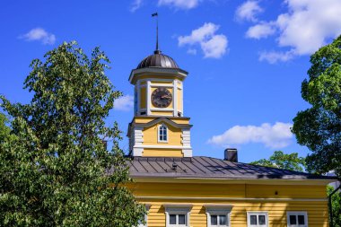 Lappeenranta, Finlandiya - 23 Haziran 2018: Lappeenranta turu. Şehrin tarihi merkezindeki eski ahşap belediye binası.