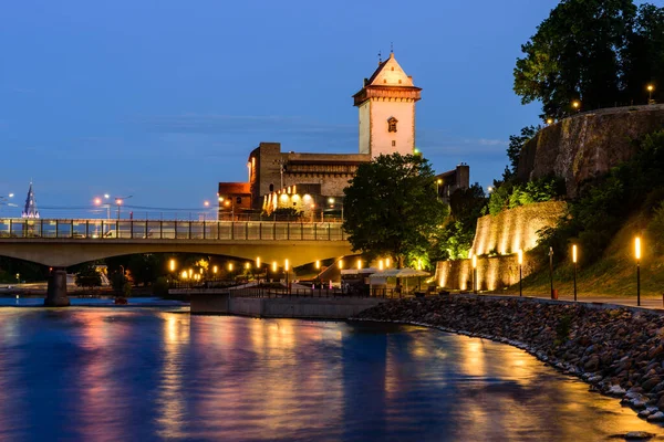 Narva Estônia Junho 2018 Bela Vista Noturna Castelo Narva Com — Fotografia de Stock