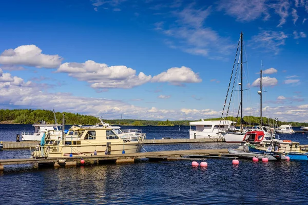 フィンランドのLappenranta 2018年6月23日 晴れた夏の日にヨットやボートと絵のように美しいLappenrantaポート — ストック写真