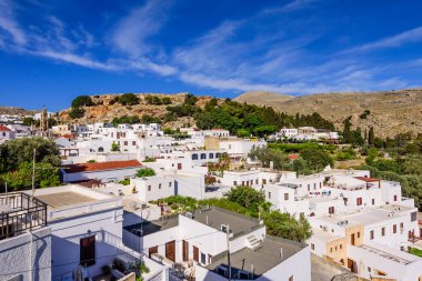 Geleneksel beyaz evleri Rodos adası, Dodecanese, Yunanistan 'daki Lindos köyünün manzarası.