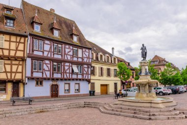 Colmar, Alsace, Fransa - 3 Mayıs 2019: Fransa gezisi. Colmar 'ın eski kasabası Petite Venice Mahallesi' ndeki şaşırtıcı renkli geleneksel yarı keresteli evler.