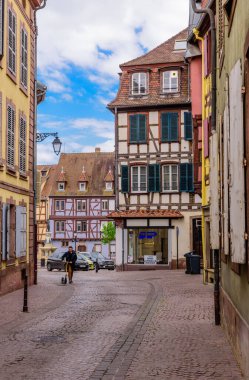 Colmar, Alsace, Fransa - 3 Mayıs 2019: Fransa gezisi. Colmar 'ın eski kasabası Petite Venice Mahallesi' ndeki şaşırtıcı renkli geleneksel yarı keresteli evler.