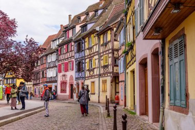 Colmar, Alsace, Fransa - 3 Mayıs 2019: Fransa gezisi. Colmar 'ın eski kasabası Petite Venice Mahallesi' ndeki şaşırtıcı renkli geleneksel yarı keresteli evler.