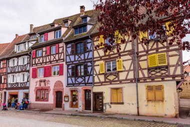 Colmar, Alsace, Fransa - 3 Mayıs 2019: Fransa gezisi. Colmar 'ın eski kasabası Petite Venice Mahallesi' ndeki şaşırtıcı renkli geleneksel yarı keresteli evler.