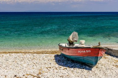 Samos Adası, Yunanistan-22 Mayıs 2017: Deniz kenarında balıkçı teknesi