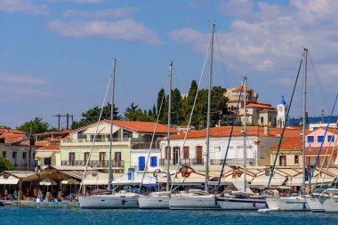 Samos Adası, Yunanistan - 23 Mayıs 2017: Samos adasında balıkçı tekneleri ve renkli binaları olan geleneksel Yunan köyü Pisagor köyündeki yatlar