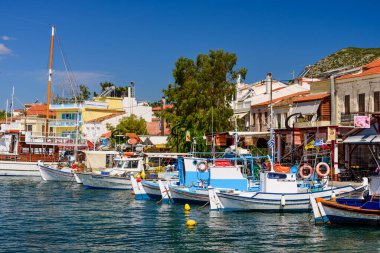 Samos Adası, Yunanistan - 22 Mayıs 2017: Pisagor limanındaki geleneksel renkli balıkçı tekneleri