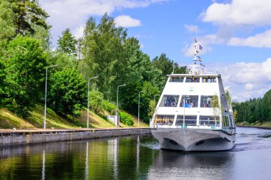 Lappeenranta, Finlandiya - 23 Haziran 2018: Saimaa Kanalı 'nda seyahat gemisi, güzel bir yaz manzarası.