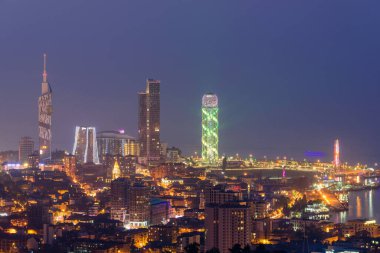 Batumi, Adjara, Georgia - 19 Eylül 2017 Batumi 'nin gece hava görüntüsü. Gece aydınlığında modern gökdelenler.