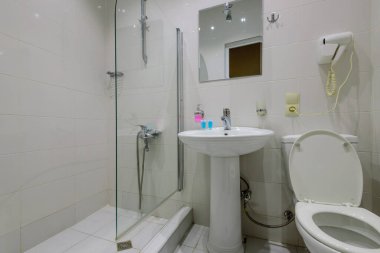 Bir otel odasındaki banyonun içi.