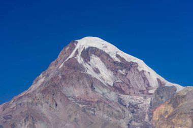 Güzel dağ manzarası. Kazbegi Dağı, Gürcistan 'ın Stepansminda köyü yakınlarında popüler bir doğal cazibe merkezi.