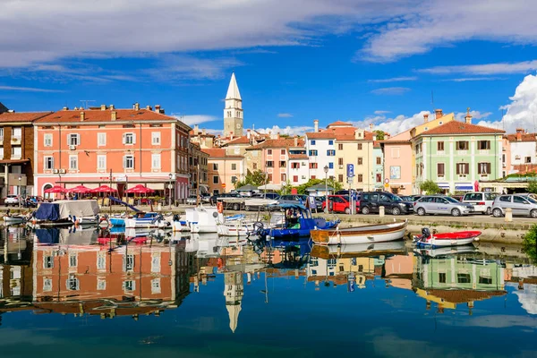 Izola Slovenia September 2016 Scenic Harbor Boats Brightly Coloured Houses — Stock Photo, Image