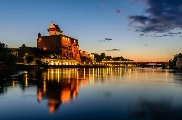 Narva Estônia Junho 2018 Bela Vista Noturna Castelo Narva Com — Fotografia de Stock