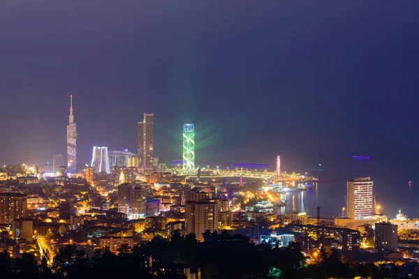 Batumi, Adjara, Georgia - 19 Eylül 2017 Batumi 'nin gece hava görüntüsü. Gece aydınlığında modern gökdelenler.
