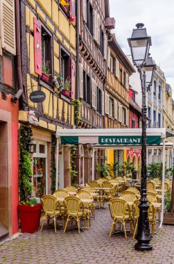 Colmar, Alsace, Fransa - 3 Mayıs 2019: Fransa gezisi. Colmar 'ın eski kasabası Petite Venice Mahallesi' ndeki şaşırtıcı renkli geleneksel yarı keresteli evler.