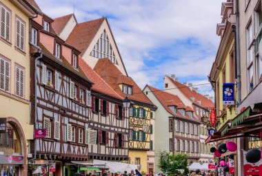 Colmar, Alsace, Fransa - 3 Mayıs 2019: Fransa gezisi. Colmar 'ın eski kasabası Petite Venice Mahallesi' ndeki şaşırtıcı renkli geleneksel yarı keresteli evler.