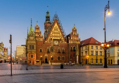 Wroclaw, Polonya - 14 Ekim 2019: Polonya turu. Wroclaw 'daki pazar meydanı, eski şehir, güzel gece manzarası.