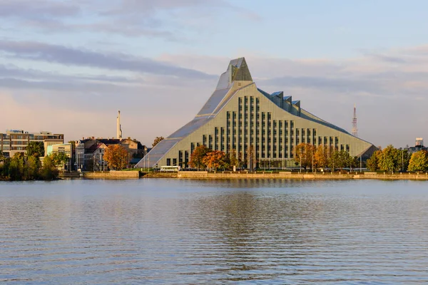 Riga Lotyšsko Října 2019 Krásný Výhled Lotyšskou Národní Knihovnu Řeku — Stock fotografie