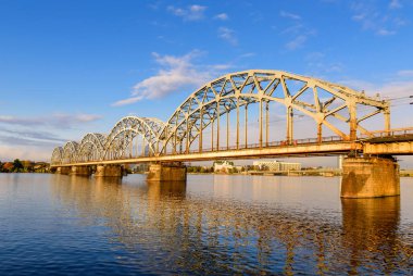 Riga, Letonya - 5 Ekim 2019 Riga 'yı gezmek. Riga demiryolu köprüsü ve Daugava nehri