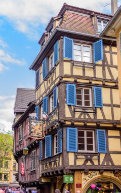 Colmar, Alsace, Fransa - 3 Mayıs 2019: Fransa gezisi. Colmar 'ın eski kasabası Petite Venice Mahallesi' ndeki şaşırtıcı renkli geleneksel yarı keresteli evler.