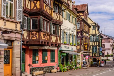 Colmar, Alsace, Fransa - 3 Mayıs 2019: Fransa gezisi. Colmar 'ın eski kasabası Petite Venice Mahallesi' ndeki şaşırtıcı renkli geleneksel yarı keresteli evler.