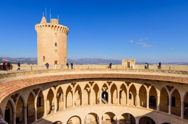 Mallorca Adası, Balearic Adaları, İspanya - 3 Ocak 2019: Mallorca manzarası. Bellver Şatosu - popüler bir mimari ve turistik ilgi merkezi