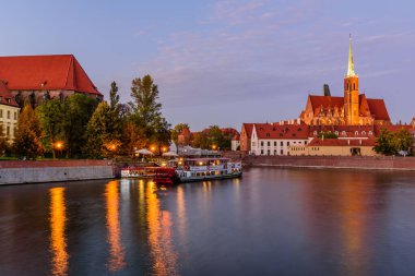 Wroclaw, Polonya - 13 Ekim 2019: Polonya turu. Wroclaw şehri, güzel gece manzarası. Tumski Adası ve Odra Nehri.