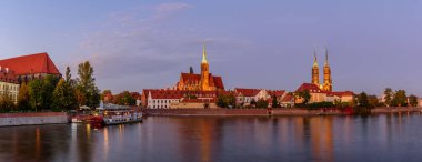 Wroclaw, Polonya - 13 Ekim 2019: Polonya turu. Wroclaw şehri, güzel gece manzarası. Tumski Adası ve Odra Nehri.